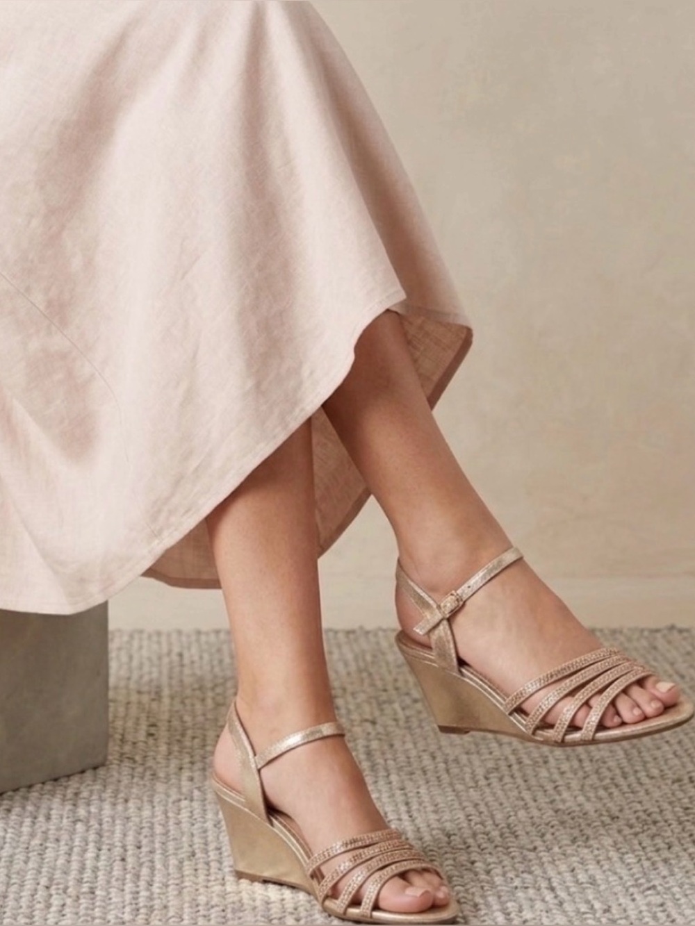 💕Silent Show Pick💕NWT strappy champagne colour wedges